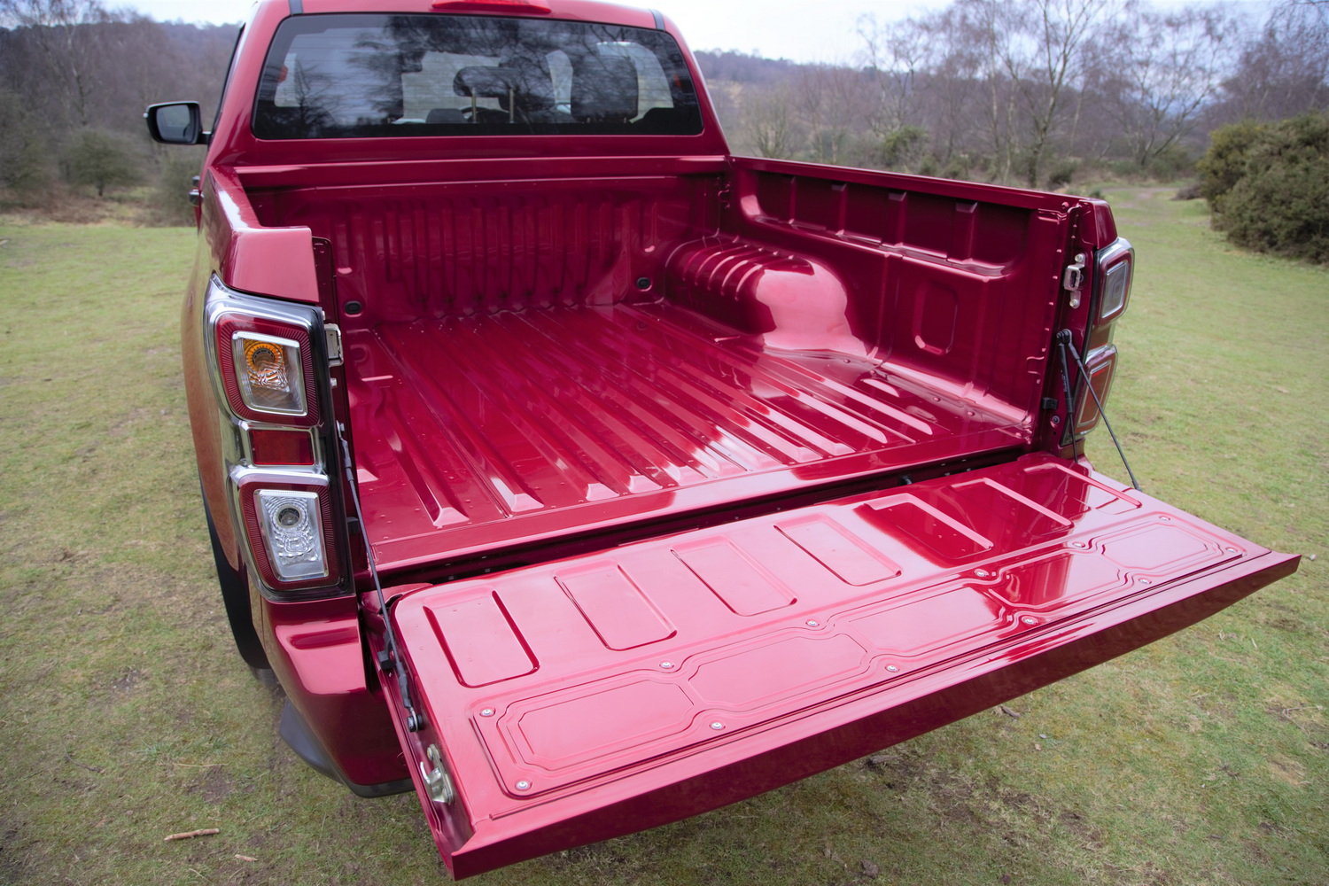 Can I register an SUV as a commercial without a VAT no?